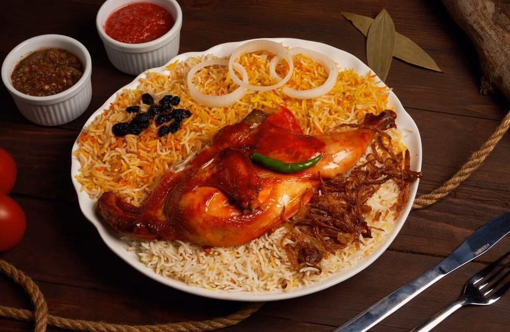 Riznokolʹorovi falafeli na platі.